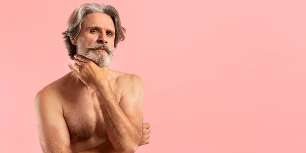 Vue de face de l'homme barbu senior avec espace copie