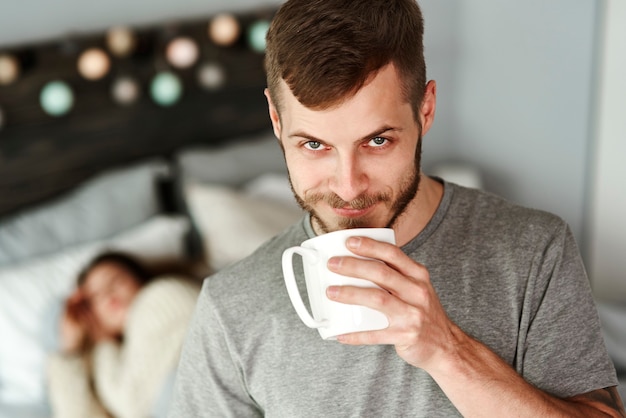 Vue De Face De L'homme Buvant Du Café Dans La Chambre