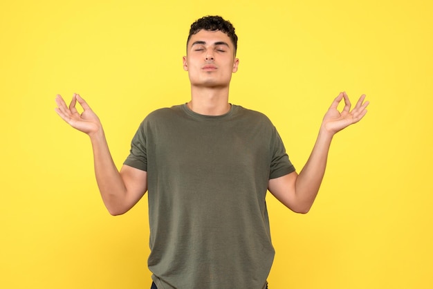 La vue de face de l'homme calme lève les mains