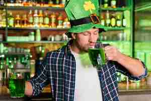 Photo gratuite vue de face de l'homme célébrant st. la journée de patrick au bar