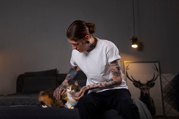 Photo gratuite vue de face homme avec chat mignon à la maison