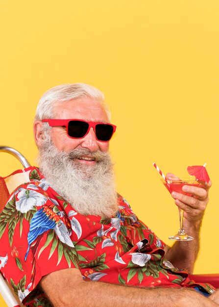 Vue de face de l'homme avec chemise tropicale et espace copie