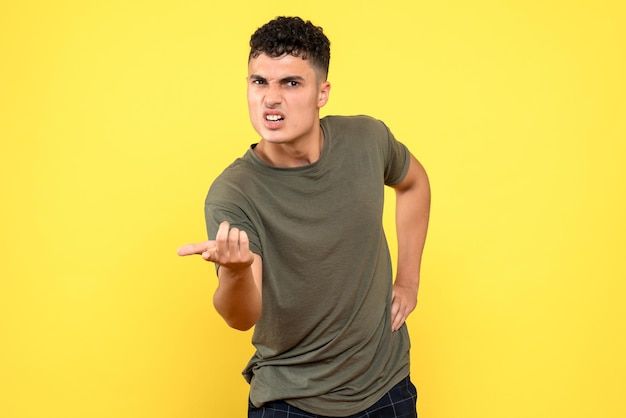 La vue de face de l'homme en colère montre vers l'avant