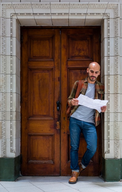 Vue de face homme consultant la carte