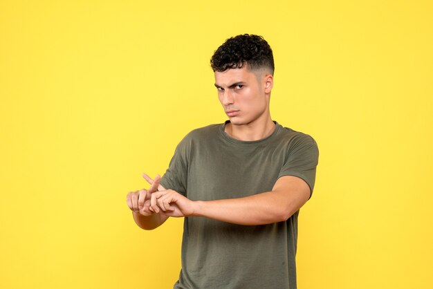 Vue de face, l'homme contre lequel le gars ne veut pas prendre de médicaments