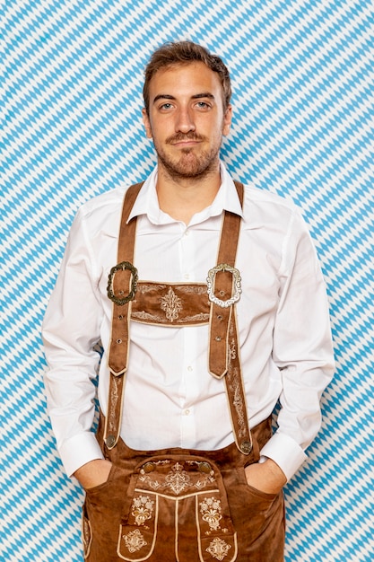 Vue de face d'un homme en costume oktoberfest