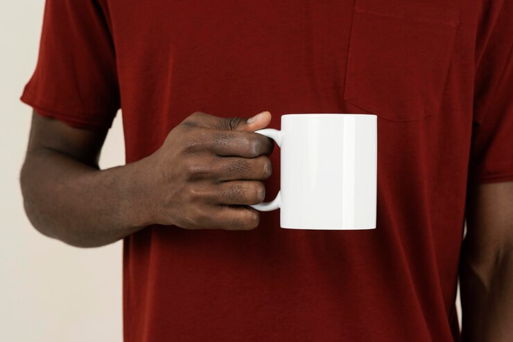 Photo gratuit vue de face de l'homme dans un t-shirt tenant une tasse