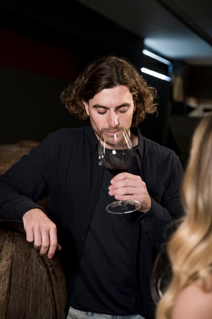 Vue de face homme dégustant du vin