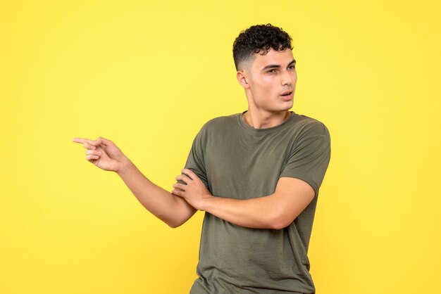 La vue de face de l'homme effrayé regarde avec méfiance et pointe vers le côté