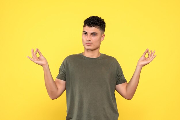 La vue de face de l'homme est calme et très heureuse