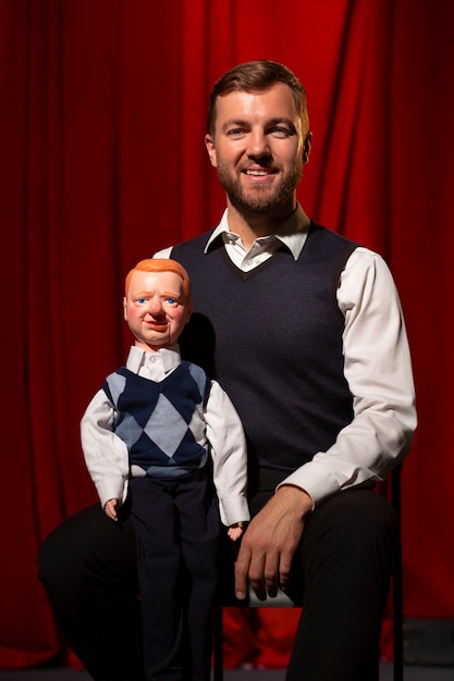 Vue de face homme étant ventriloque