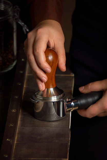 Vue de face homme faisant du café