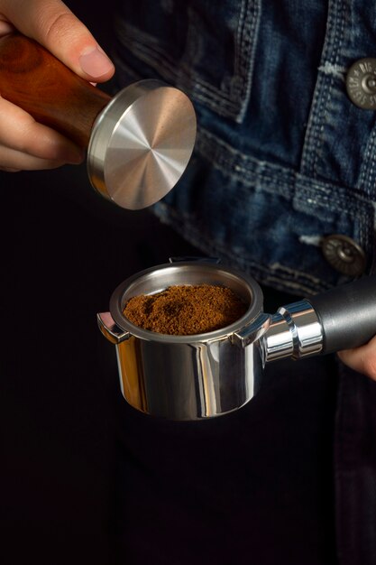 Vue de face homme faisant du café