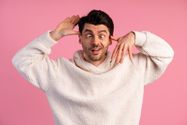 Vue de face de l'homme faisant des grimaces stupides