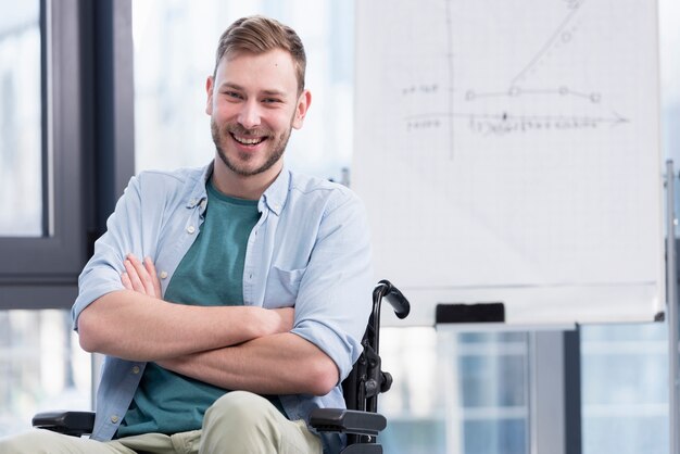 Vue de face homme en fauteuil roulant