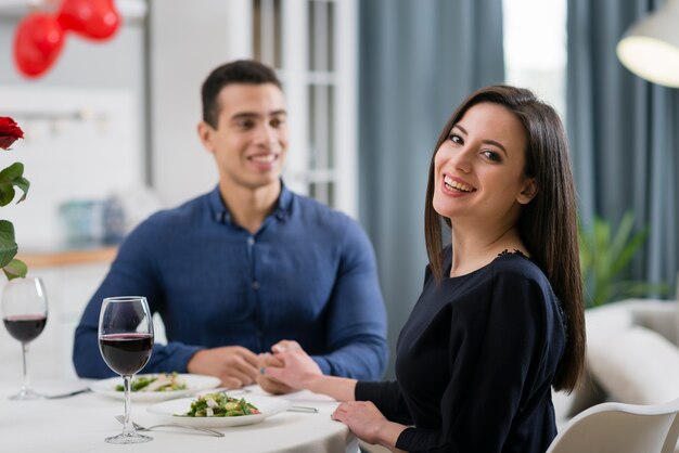 Vue de face homme et femme ayant un dîner romantique ensemble