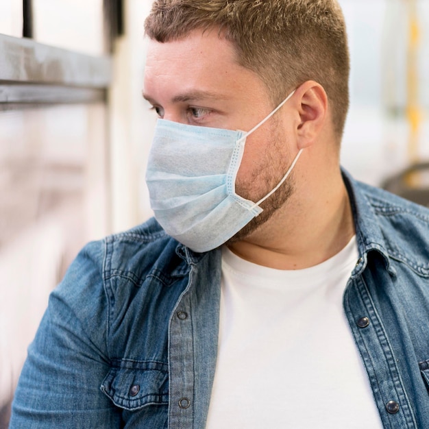 Vue de face de l'homme gardant la distance sociale