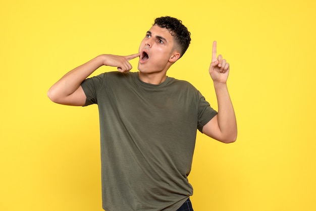 Vue de face un homme le gars choqué avec la bouche ouverte leva les pouces