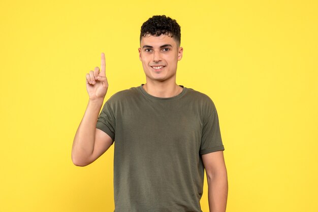 Vue de face un homme le gars a hâte de penser et pointe vers le haut