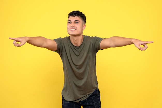 Photo gratuite vue de face un homme le gars souriant pointe sur les côtés