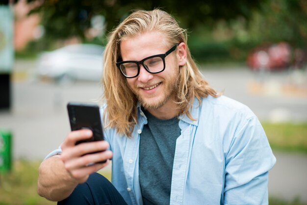 Vue de face de l'homme heureux à l'extérieur