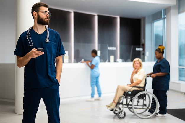 Vue de face homme infirmière au travail