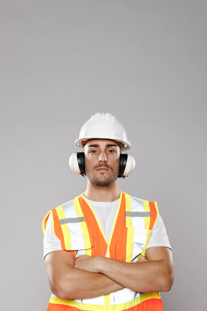 Vue de face de l'homme ingénieur avec copie espace et casque