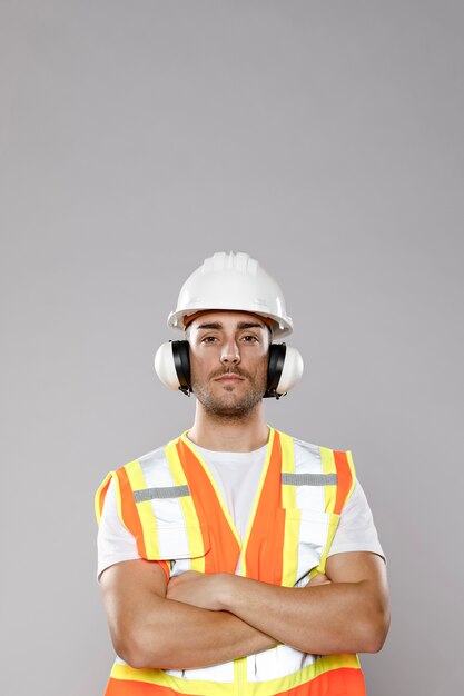 Vue de face de l'homme ingénieur avec copie espace et casque