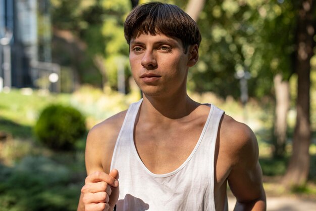 Vue de face de l'homme jogging à l'extérieur