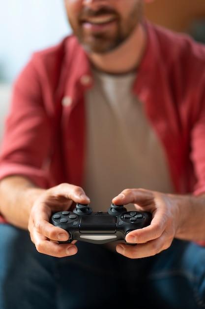 Photo gratuite vue de face homme jouant à des jeux vidéo