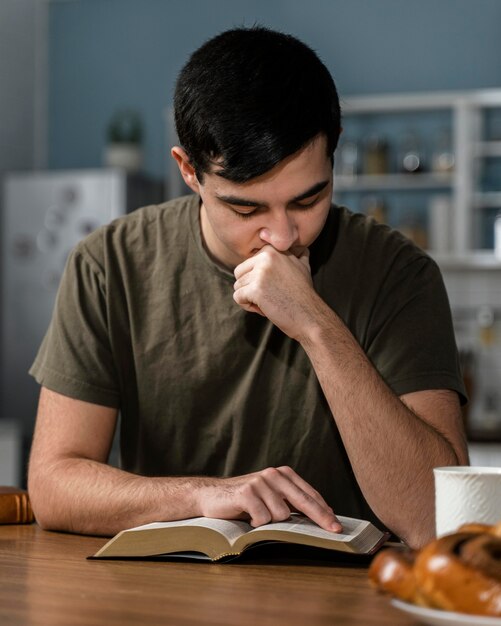 Vue de face de l'homme lisant la bible