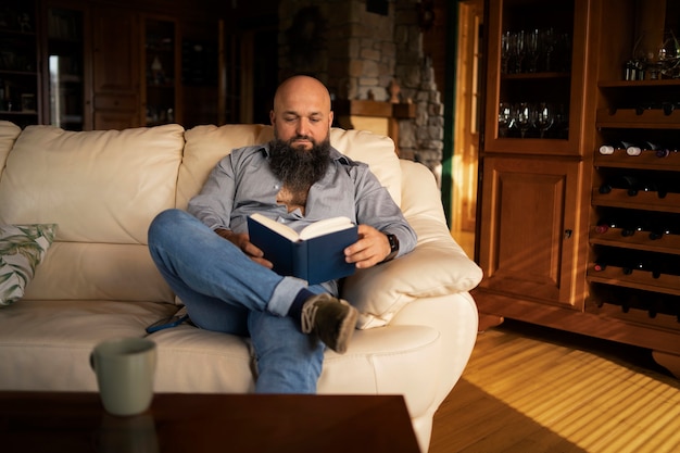 Photo gratuite vue de face homme lisant à la maison