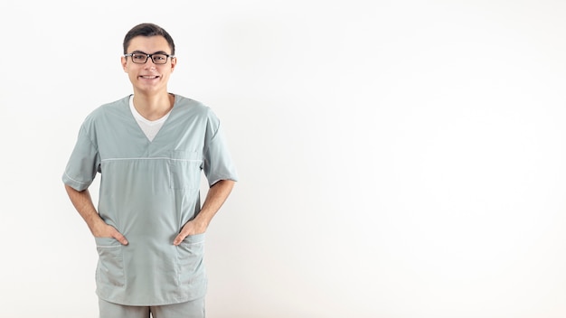 Vue de face de l'homme avec des lunettes et copie espace