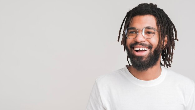 Vue de face homme avec des lunettes