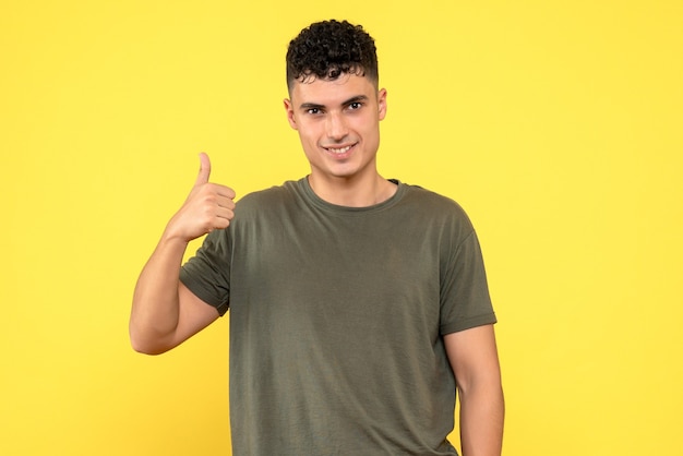 Vue de face un homme le mec souriant tient son pouce vers le haut et attend avec impatience