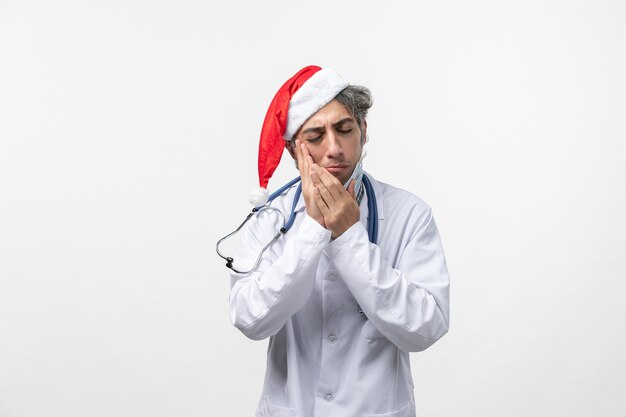 Vue de face de l'homme médecin sur mur blanc pandémie de nouvel an virus covid