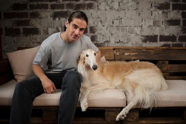 Photo gratuite vue de face homme avec mignon chien lévrier