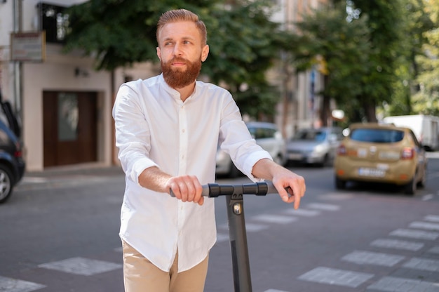 Vue de face homme moderne barbu sur scooter