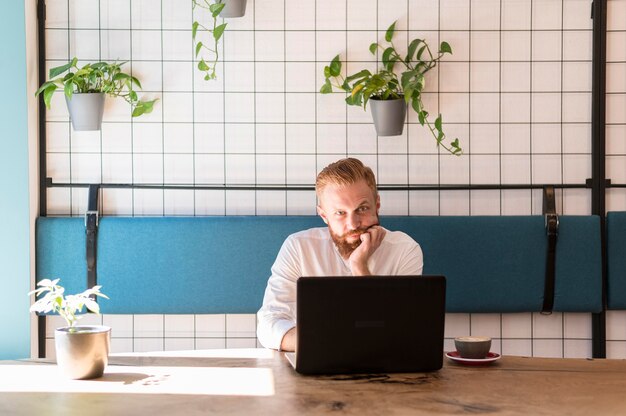 Vue de face homme moderne travaillant