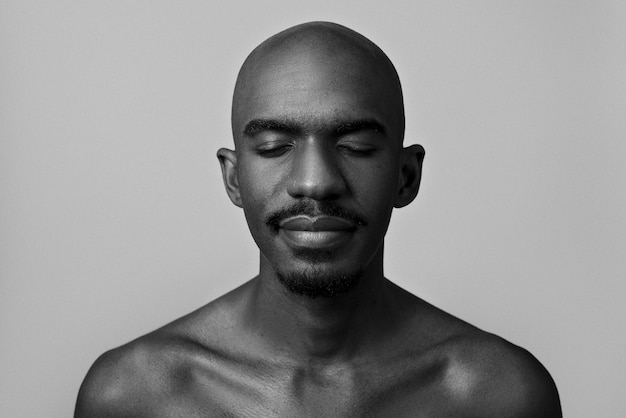 Photo gratuite vue de face homme nu posant au studio noir et blanc