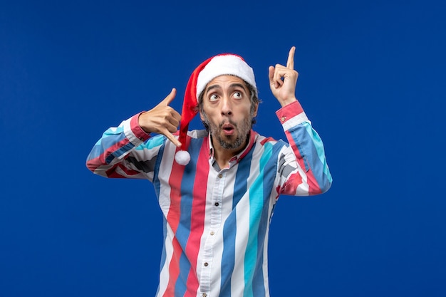 Vue de face homme ordinaire avec bonnet rouge, vacances de noël mâle santa