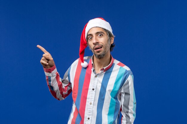 Vue de face homme ordinaire avec cape rouge, vacances de noël mâle santa