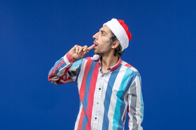 Vue de face homme ordinaire avec cape rouge, vacances de noël mâle santa