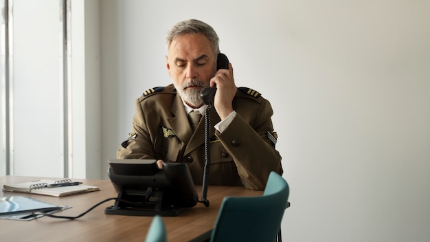 Vue de face homme parlant au téléphone