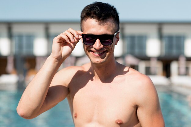 Vue de face de l'homme à la piscine