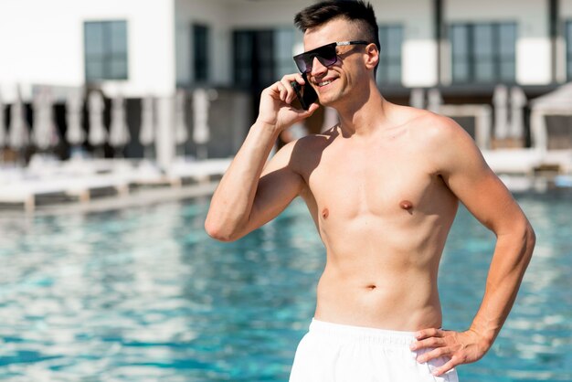 Vue de face de l'homme à la piscine