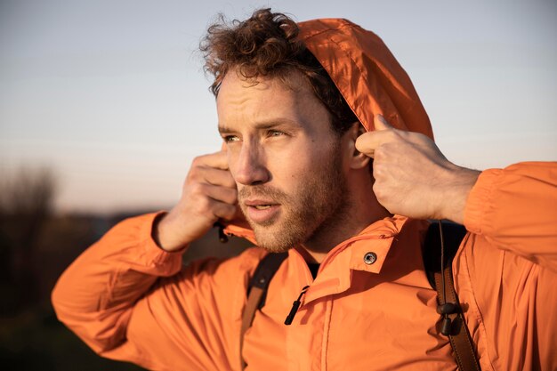 Vue de face de l'homme posant lors d'un voyage sur la route