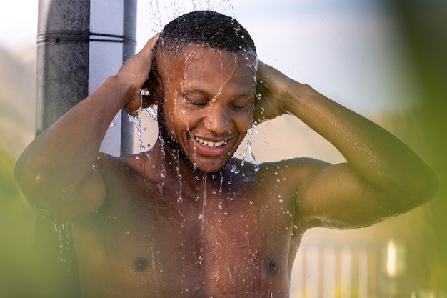 Photo gratuite vue de face homme prenant un portrait de douche