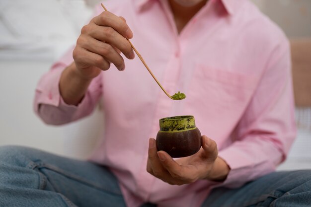 Vue de face homme préparant du thé matcha