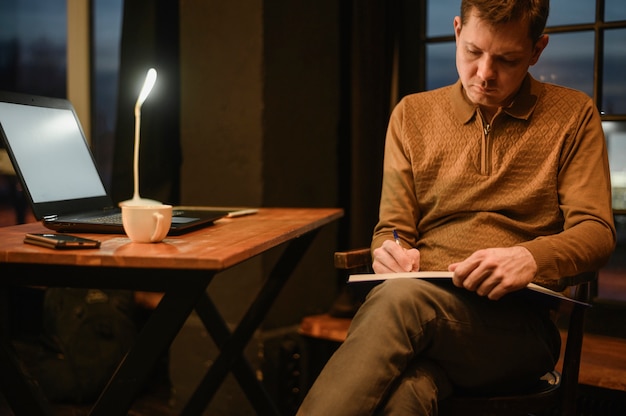 Vue de face homme professionnel travaillant à distance